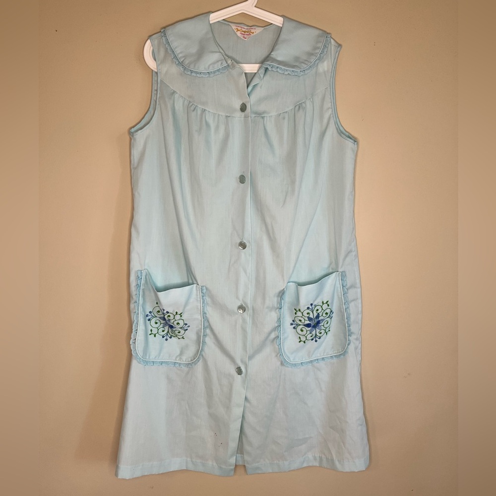 Vintage Light Blue Sleeveless house coat with Embroidered Pockets